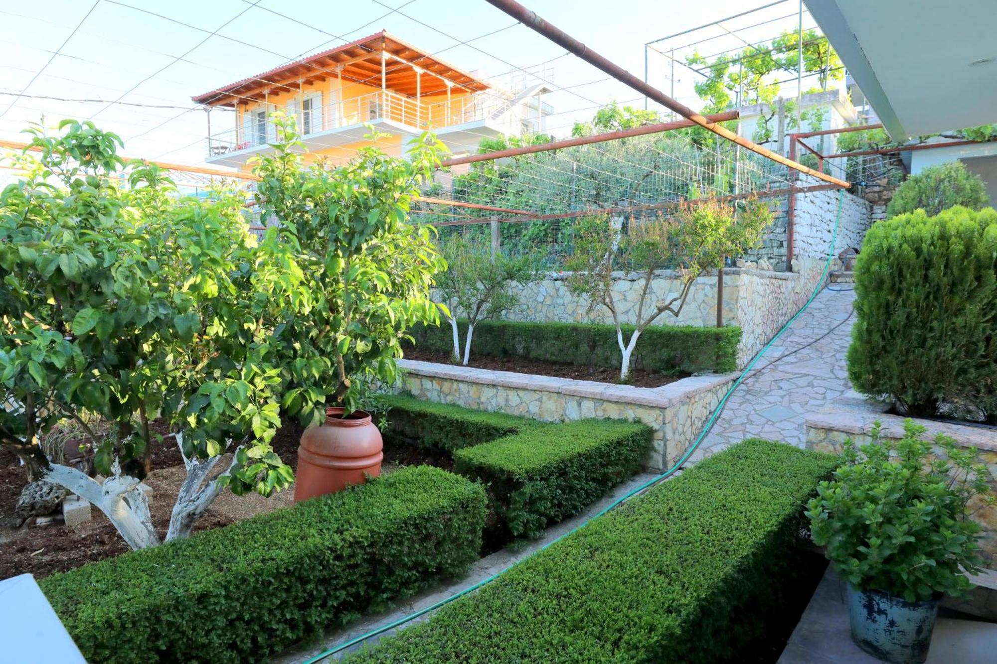 Kevin's * Sarande